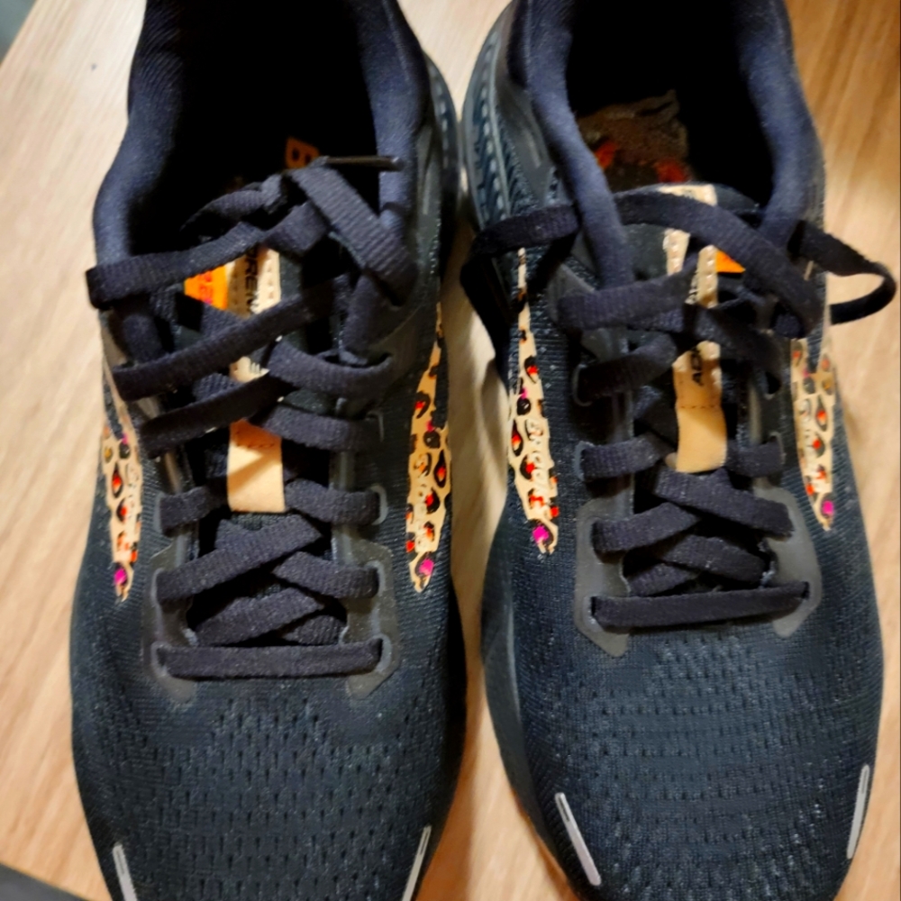 Women's Brooks size 8 new in box without tags